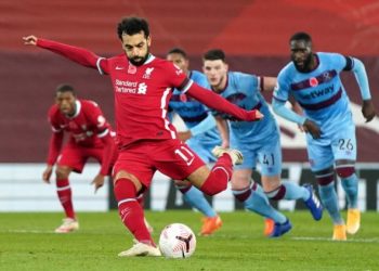 ليفربول يهزم ويستهام بصعوبة وينفرد بصدارة الدوري الإنجليزي