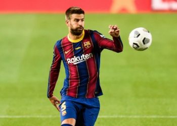 بيكيه يفتح النار على إدارة برشلونة