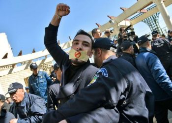 صحافيو الجزائر : “ممارسة الصحافة في الجزائر أصبحت مهمة مستحيلة”
