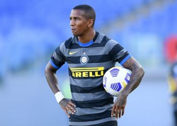 إنتر ميلان يعلن إصابة لاعب وسطه يونغ بفيروس كورونا