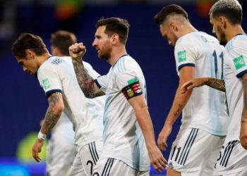 ميسي يقترب من رقم بيليه التاريخي