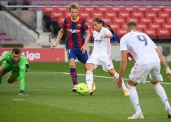 تقرير – ريال مدريد يفلت من الدخول في طريق الأزمات بثلاثيته في الكامب نو