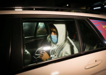سواريز يصل أوروغواي “متشوقا” لخوض تصفيات المونديال