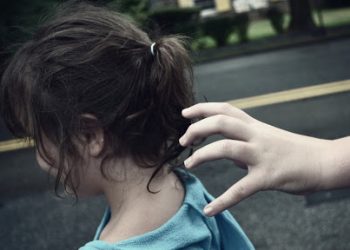 ولاية أمن البيضاء توضح بشأن فيديو يُظهر اختطاف طفلة في الثالثة من عمرها من طرف سيارة مجهولة