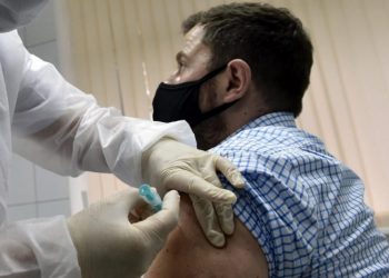 أطباء يدعون لإنجاح حملة التلقيح ضد “كورونا”