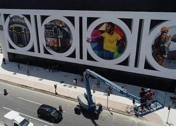 كوبرا يحتفل بعيد ميلاد بيليه الثمانين بجدارية ضخمة