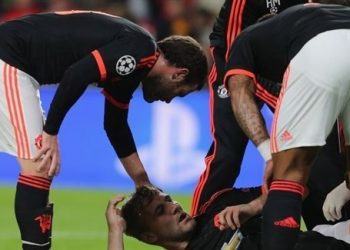 ظهير أيسر مانشستر يونايتد يغيب لمدة شهر بسبب الإصابة
