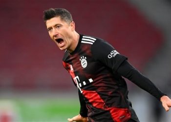 بايرن يسحق شتوتغارت وينفرد بصدارة الدوري الألماني