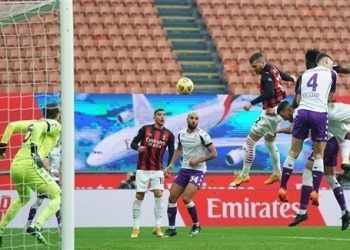 ميلان يسقط فيورنتينا بثنائية ويعزز صدارته للدوري الإيطالي