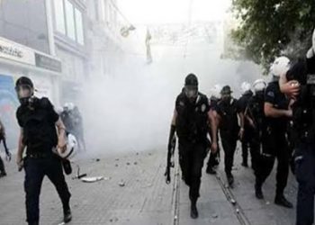 استعمال الغاز المسيل لتفكيك مخيم للمهاجرين وسط باريس