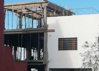 بناء عشوائي يثير غضب ساكنة بتجزئة فيلات سلا الجديدة وشكاية على طاولة عامل سلا لرفع الضرر