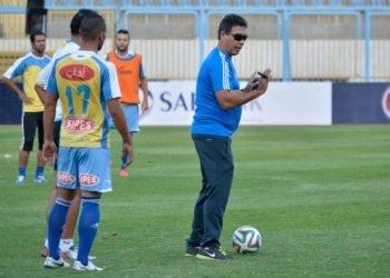 مدرب الإسماعيلي المصري يراقب لاعبي الرجاء أمام الزمالك بالملعب
