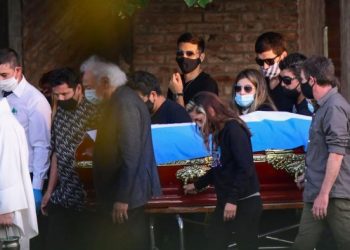 الأرجنتين الحزينة تودّع “الفتى الذهبي” مارادونا