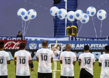 دموع وذكريات في يوم عودة الدوري الأرجنتيني بغياب مارادونا
