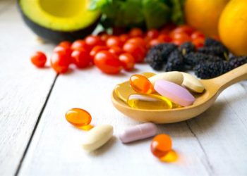 تناول بعض المكملات الغذائية تخفض خطر الإصابة بكورونا بين النساء