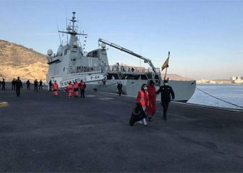 الجميع  يهرب من الجزائر ضمنهم نساء حوامل وأطفال صغار