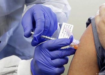بدء تقديم لقاح كورونا يعطي بارقة أمل في أن تصبح نهاية الجائحة حقيقة واقعة قريبا