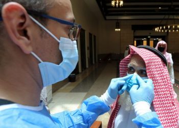 السعودية تدعو المواطنين والمقيمين التسجيل للحصول على لقاح كورونا