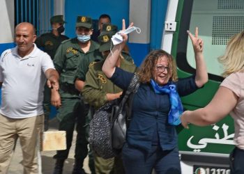 زعيمةالحراك الجزائري أميرة بوراوي تواجه السجن بسبب الرئيس و90 من زملائها ما يزالون في الزنازن