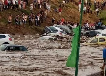 الفيضانات في الجزائر تجرف السيارات وتخلف خسائر كبيرة
