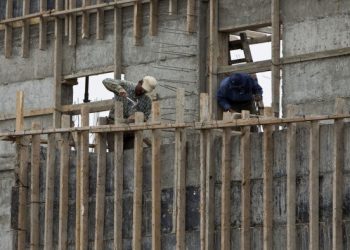 توقعات بانخفاض طفيف في قطاع البناء