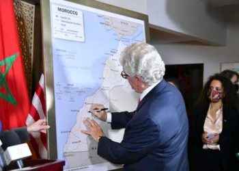 السفير الأميريكي يُوقع خريطة المغرب تتضمن الصحراء ويهديها لجلالة الملك