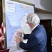 السفير الأميريكي يُوقع خريطة المغرب تتضمن الصحراء ويهديها لجلالة الملك