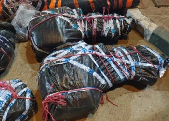 قاربين مطاطين وأربعة محركات بحرية