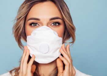 إرتداء قناع الوجه يحجب قطرات الرذاذ الكبيرة المحملة بالفيروسات