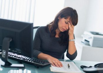 العمل لساعات طويلة على الحاسوب يهدد بمتلازمة خطيرة