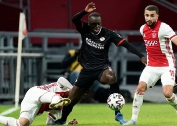 الدوري الهولندي: تعادل إيجابي في مواجهة أياكس مع إيندهوفن.. وفينورد أكبر المستفيدين