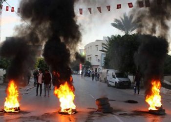 اعتداء شرطي على راعي غنم يشعل تونس من جديد بثورة غضب