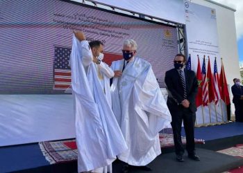 السفير الأمريكي باللباس الصحراوي يصف المغرب بقطب التجارة الافريقية