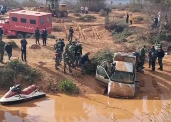 العثور على سيارة جرفتها السيول بكلميم والبحث متواصل عن مفقودين