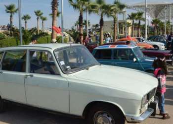 توزيع الجوائز على الفائزين في “الجائزة الدولية الكبرى” للسيارات العتيقة بالداخلة