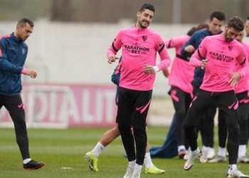بابو غوميز خارج قائمة إشبيلية في مواجهة فالنسيا في كأس الملك