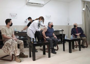 العاهل الأردني وولي عهده تلقيا اللقاح ضد فيروس كورونا