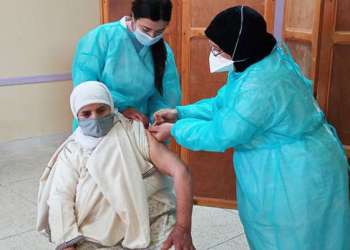 كبار السن يتوافدون على مراكز التلقيح ضد فيروس كورونا بوجدة