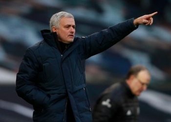 مورينيو يطالب رابطة الدوري الإنجليزي بعدم تأجيل مباريات توتنهام