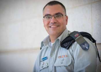 أفيخاي أدرعي يقرأ آية من القرآن الكريم وهذا ما دعا إليه