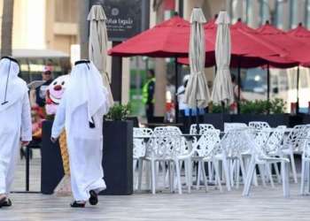 دبي تغلق مطاعمها ومقاهيها لاحتواء فيروس كورونا