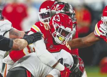 بيوكانيرز يسحق تشيفز ويحرز لقب دوري كرة القدم الأمريكية