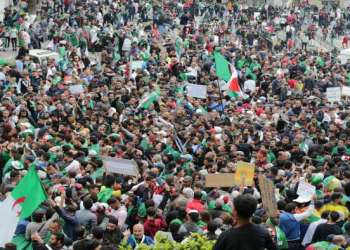 الآلاف من أنصار الحراك يحتشدون في شوارع العاصمة الجزائرية