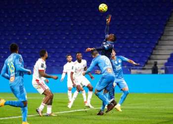 ليون بعشرة لاعبين يتعادل مع مارسيليا في الدوري الفرنسي
