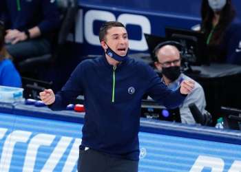 مينيسوتا متذيل ترتيب الدوري الأميركي للمحترفين يقيل مدربه