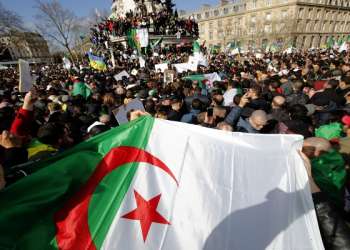 المئات يتجمعون في باريس دعما للحراك الجزائري عشية ذكرى انطلاقه الثانية