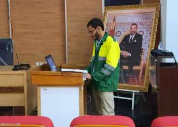 إشادة مغربية وأجنبية بالطالب الذي ناقش أطروحته بزي عمال النظافة