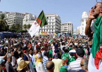 طلبة الجامعات بالجزائر يعبرون مجددا عن رفضهم للمسلسل الانتخابي ويطالبون بالتغيير الجذري للنظام السياسي
