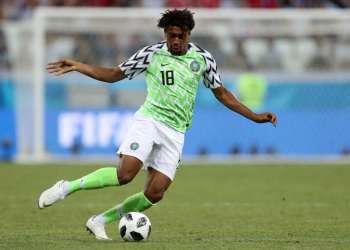 أيوبي يترك معسكر منتخب نيجيريا لإصابته بكورونا