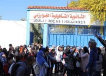 تلاميذ ثانوية الخوارزمي يحتجون أمام بوابة المؤسسة
